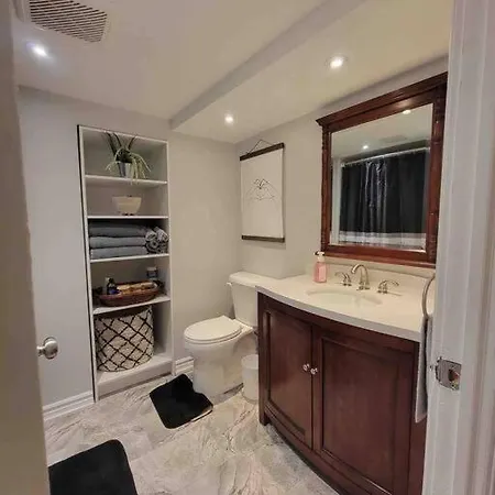 Charming 2 Bedroom With Private Entrance Oshawa Exterior photo