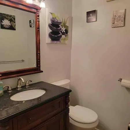 Charming 2 Bedroom With Private Entrance Oshawa Exterior photo