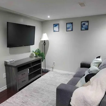 Charming 2 Bedroom With Private Entrance Oshawa Exterior photo